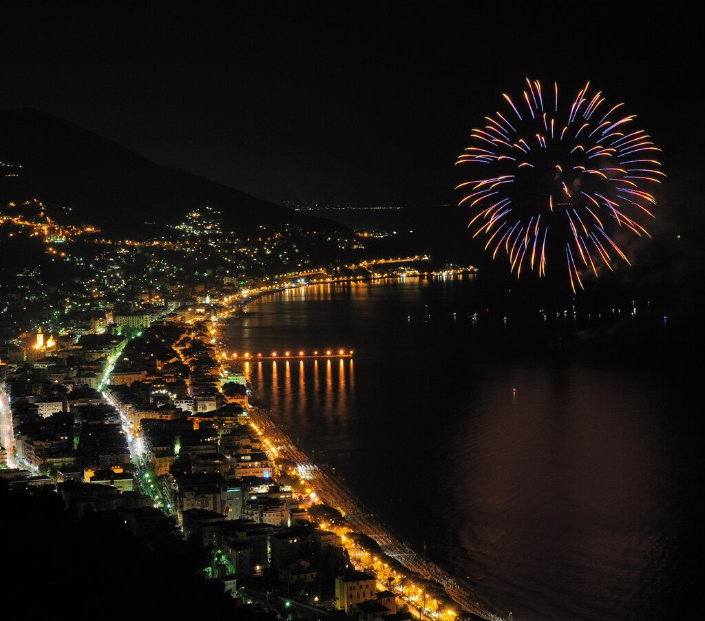 Ferragosto ad Alassio tra fuochi d'artificio sul mare | © Archivio foto visitalassio.com